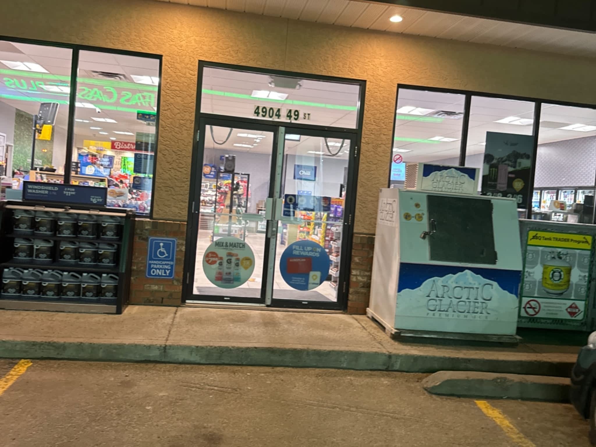 photo on the run - convenience store