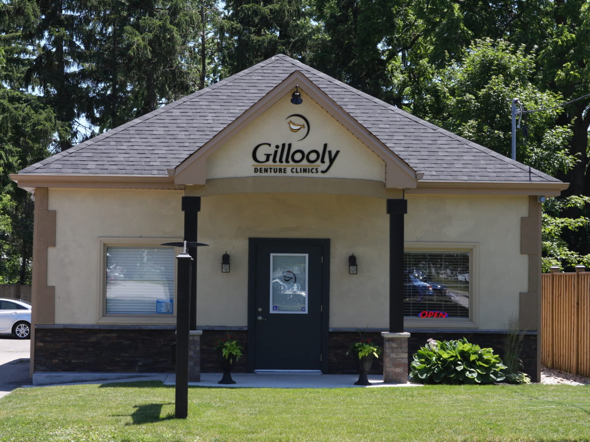 photo Gillooly Denture Clinics