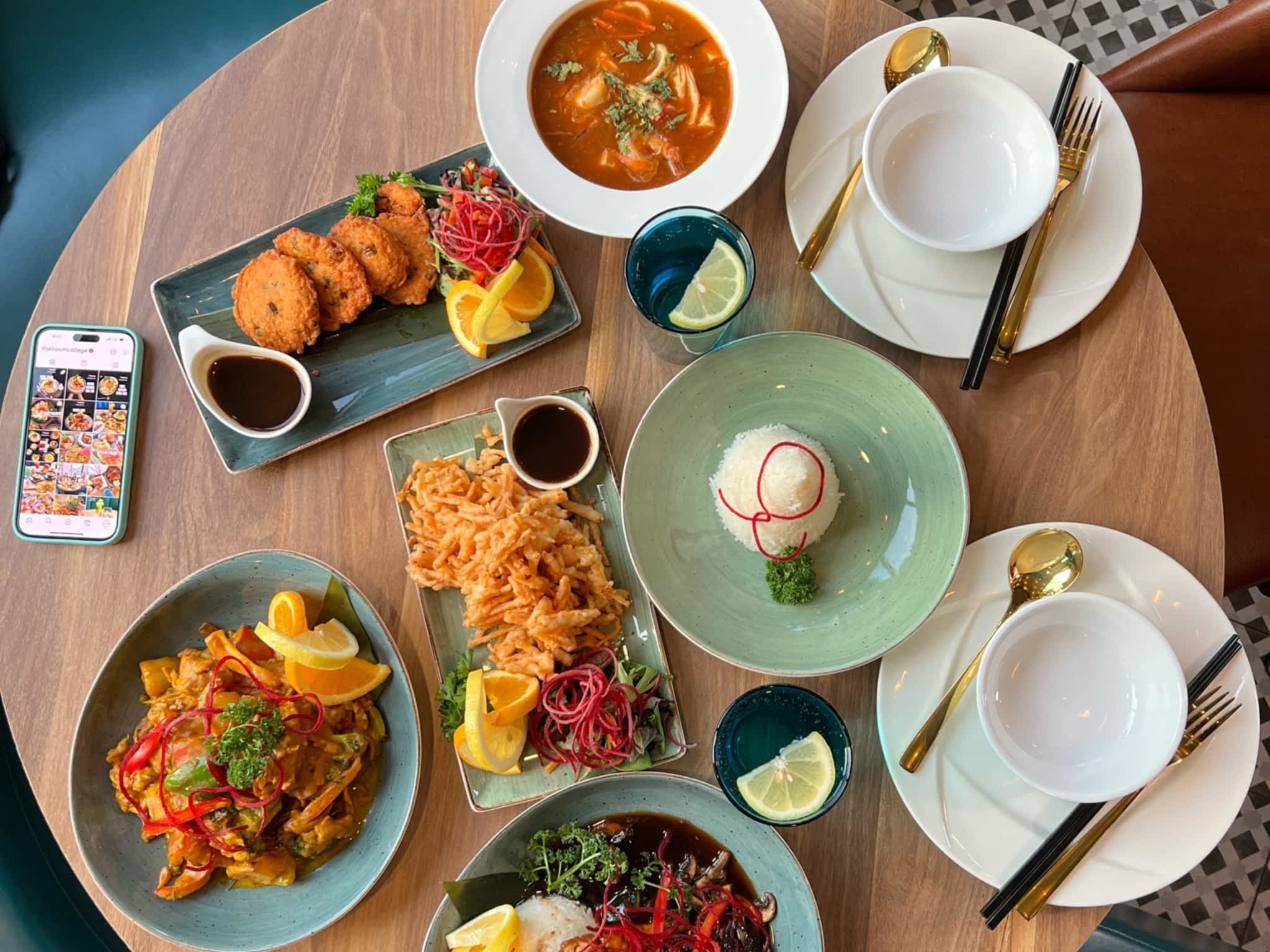 photo Thairoom College