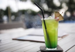 Sirotez un bon cocktail sur une terrasse montréalaise