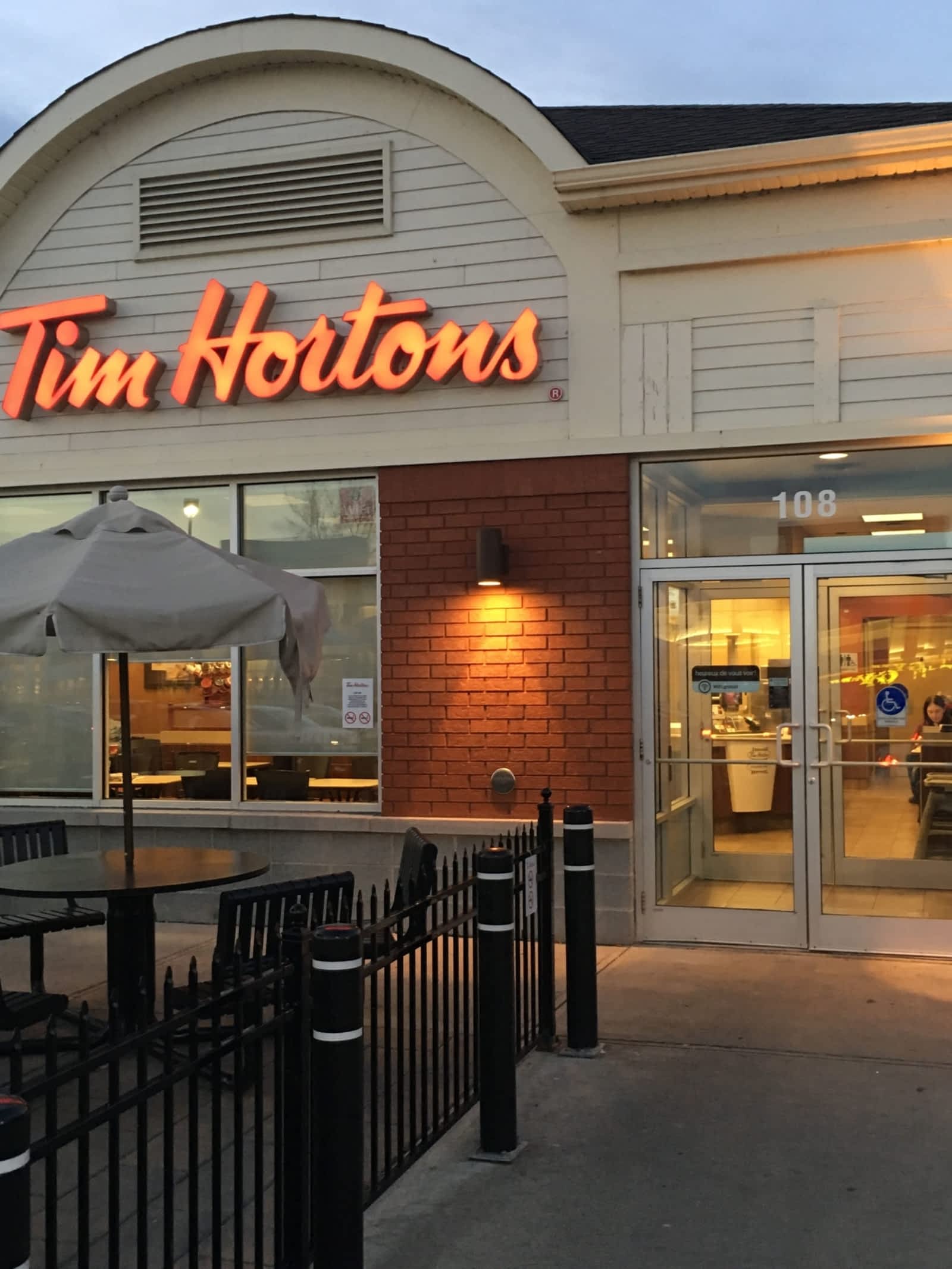 Tim Hortons Menu, Horaire et Prix 3862 Boul St Charles, Pierrefonds, QC