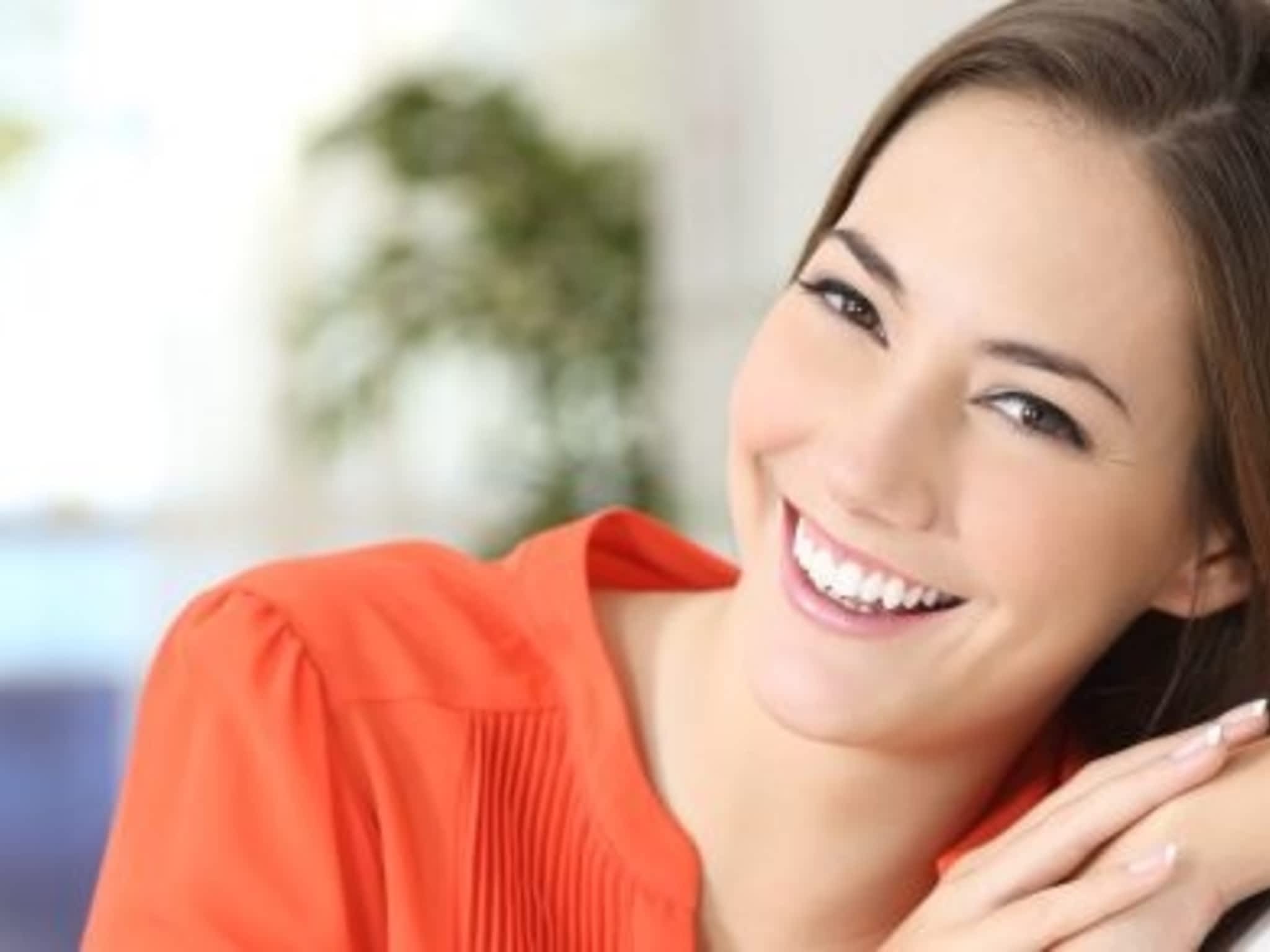 Девушка смотрит на меня и улыбается. Девушка смотрит на меня и улыбается. Девушка улыбка. Красивые блондинки. Красивая улыбка девушки.