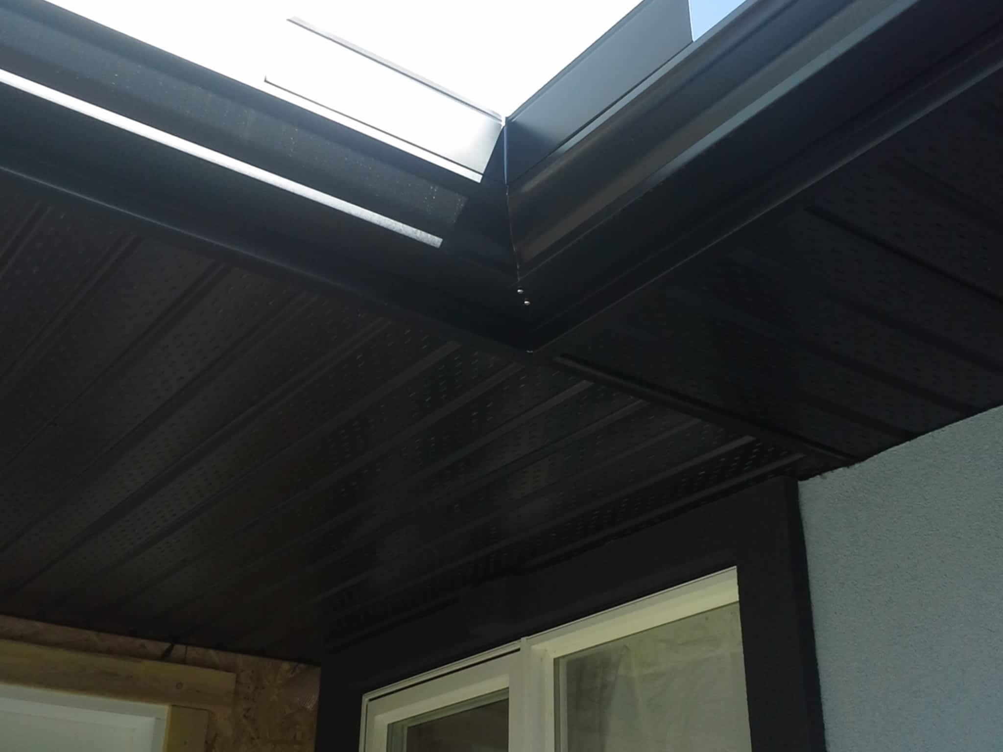 photo Well Hung Eavestrough