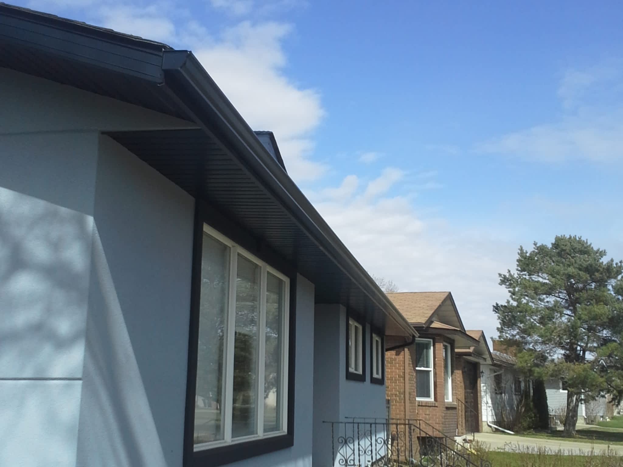 photo Well Hung Eavestrough