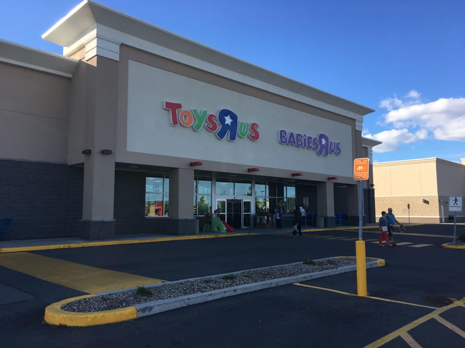 magasin toys r us montreal