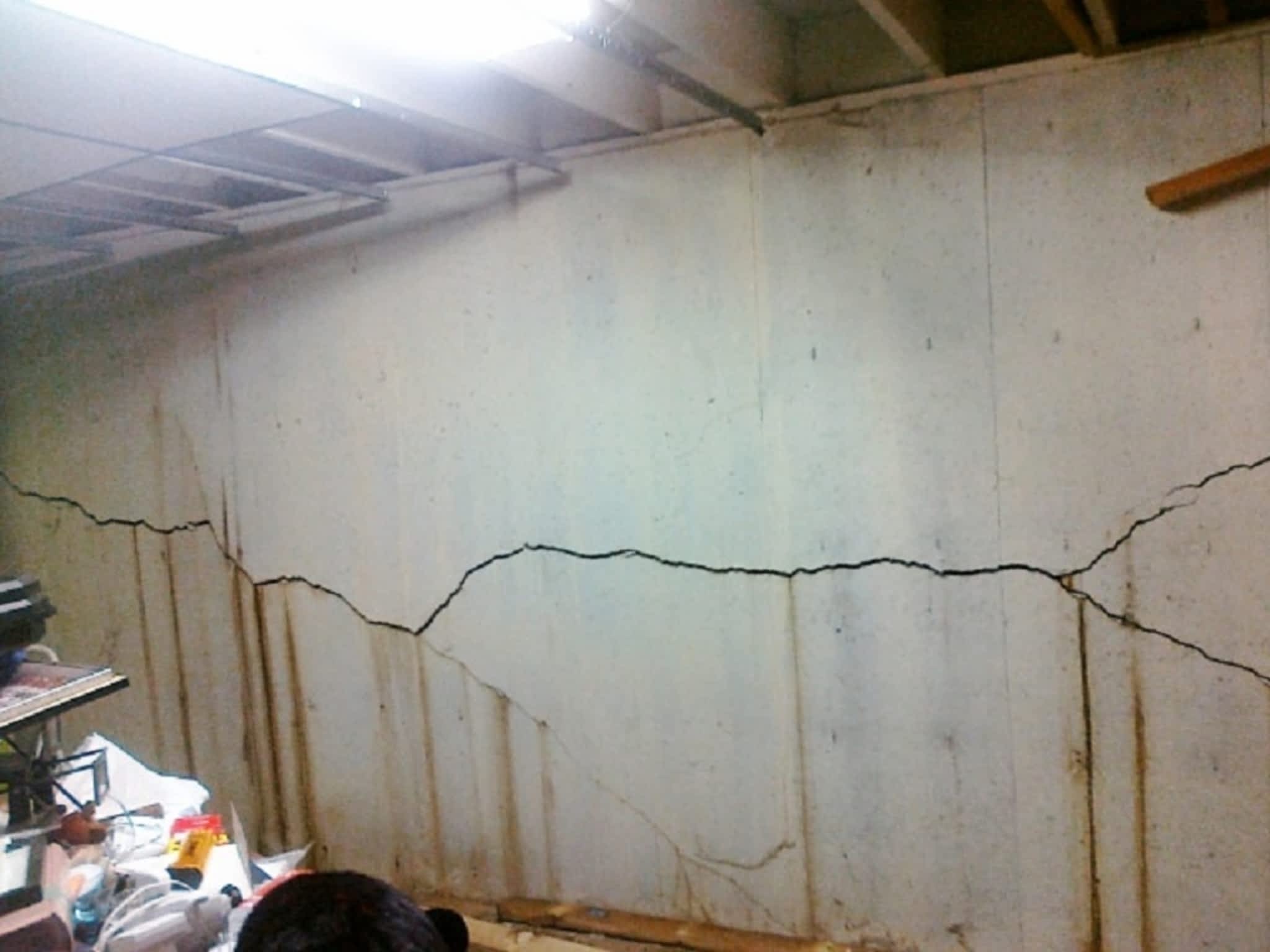 Горизонтальная трещина в стене. Трещины в перегородках. Дефекты стен. Трещина в стене. Усадочные трещины в стенах.