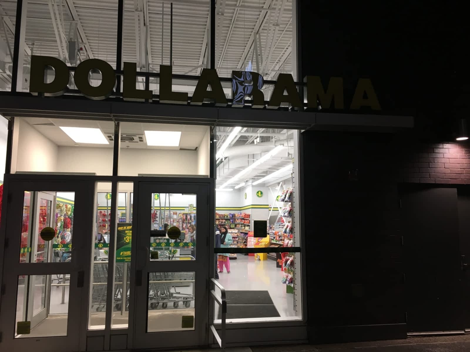 Dollarama Horaire d'ouverture 7600 boul Viau, SaintLéonard, QC