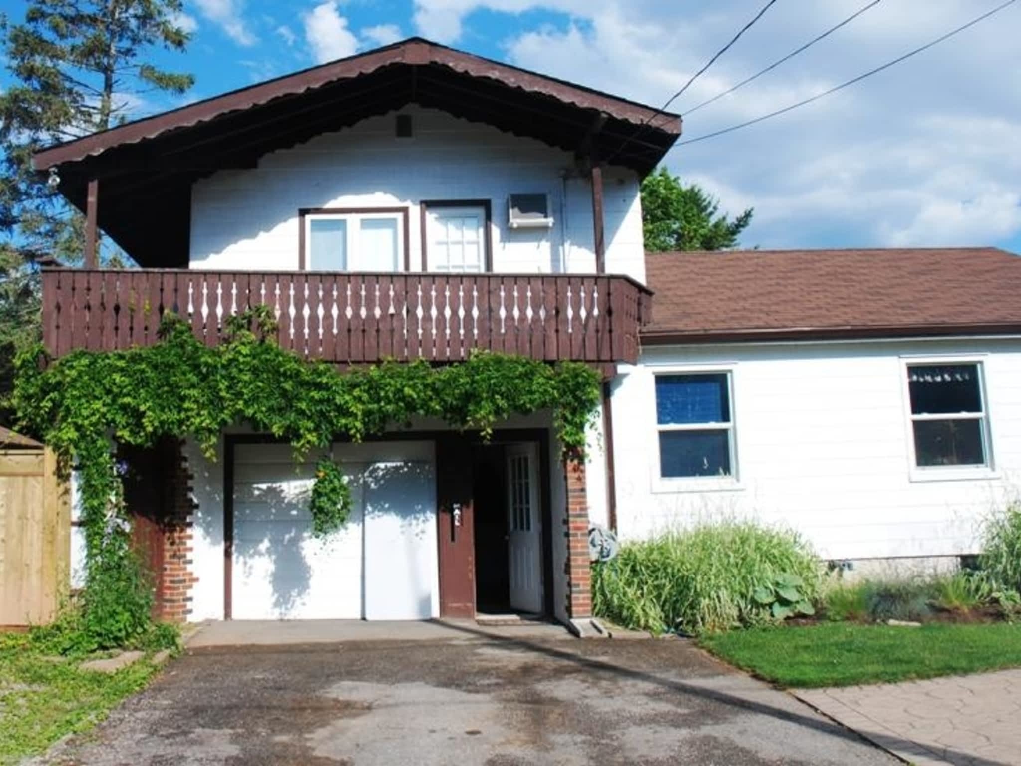 photo Exterior Touches Eavestroughing