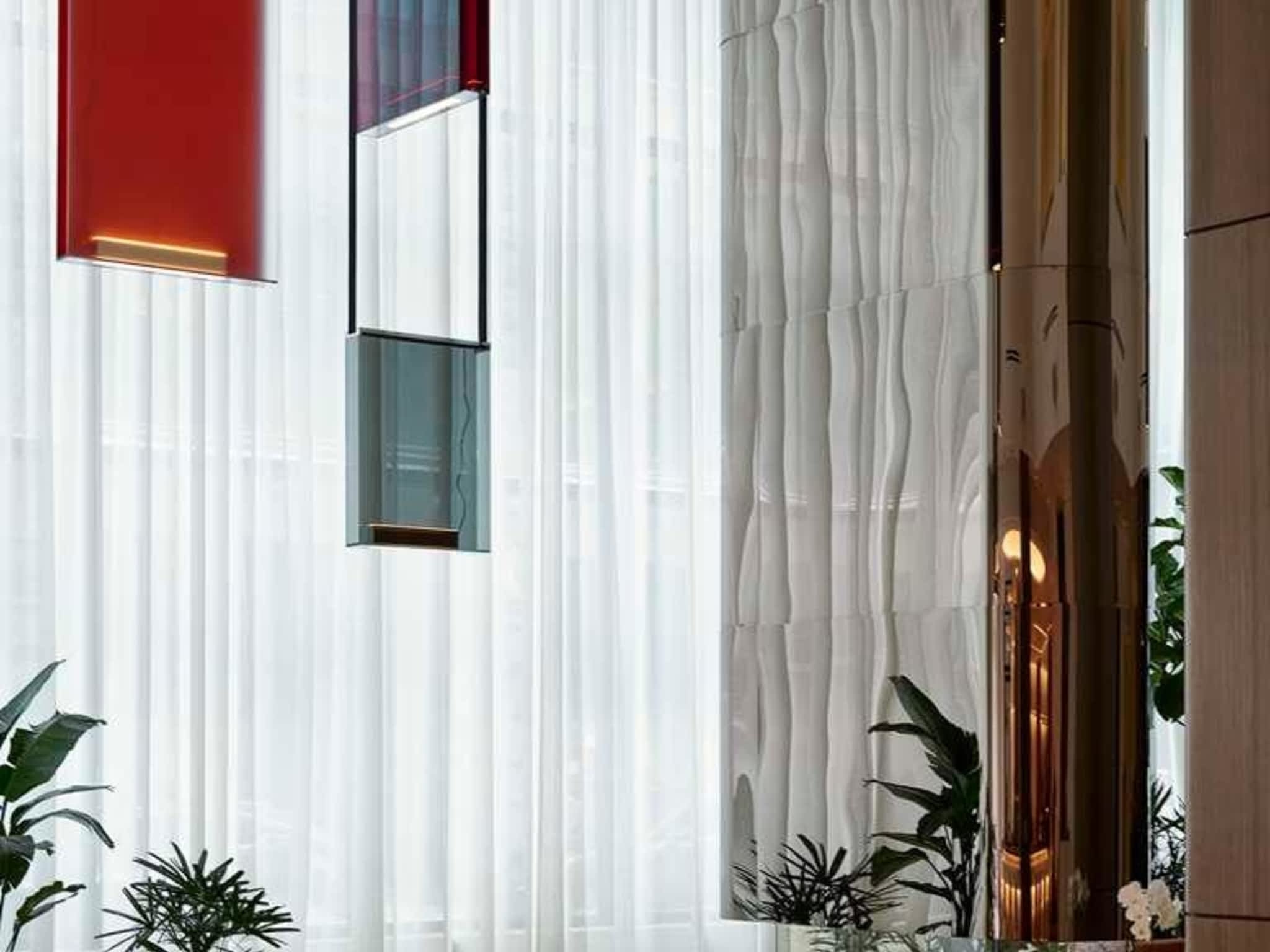 photo Vogue Hotel Montreal Downtown, Curio Collection by Hilton