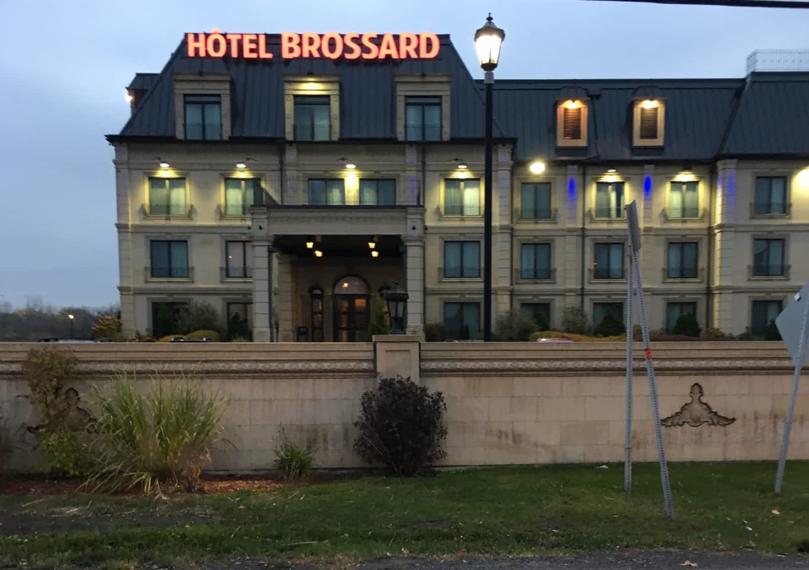 Hôtel Brossard Inc - 7365 boul Marie-Victorin, Brossard, QC