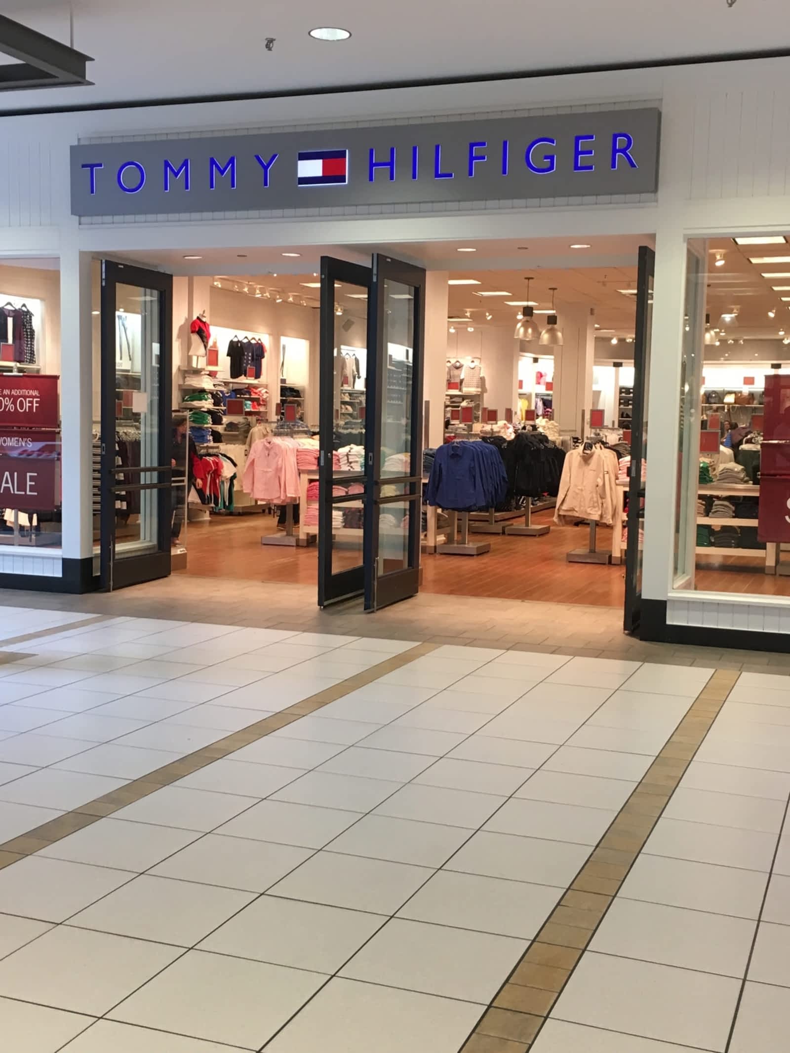 tommy hilfiger number of stores