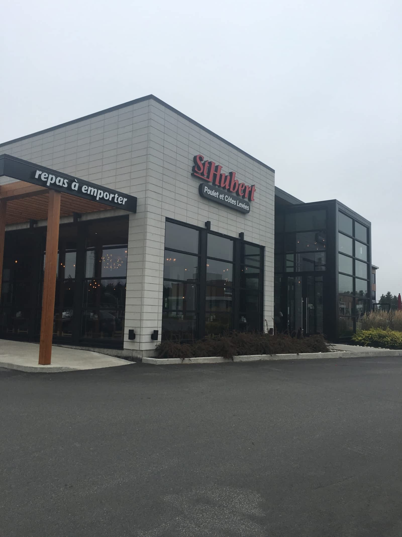 StHubert Restaurants Opening Hours 2000 rue de l'Interlude, Val