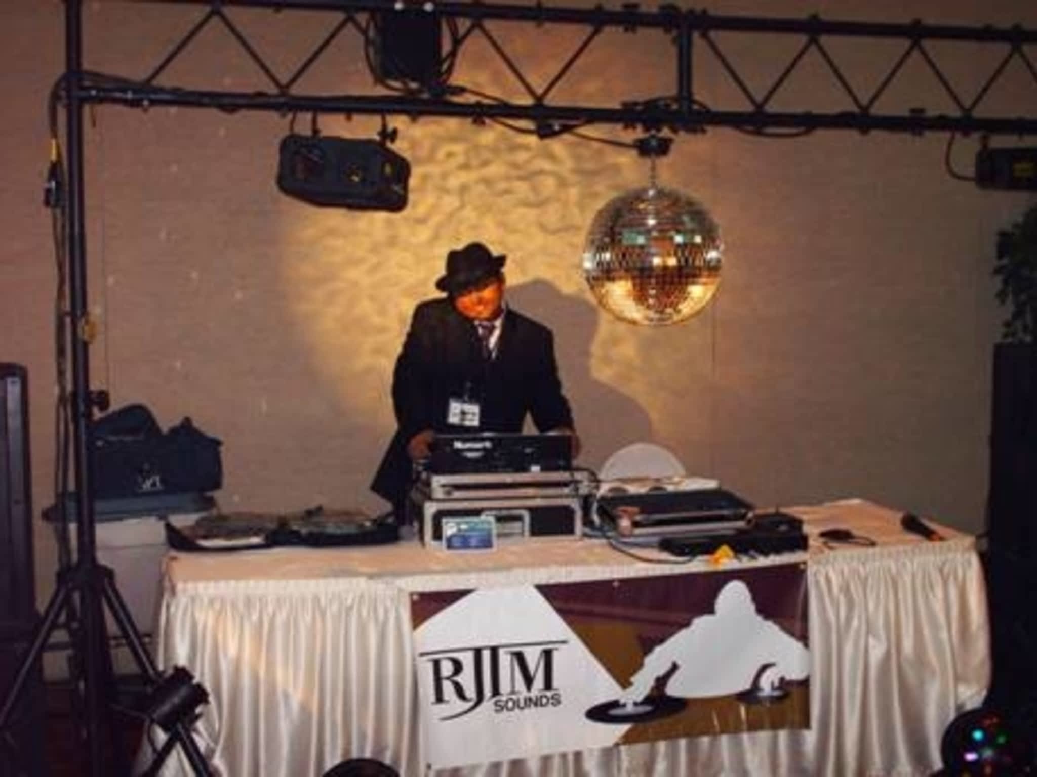 photo RJM Sounds Disc Jockey Services