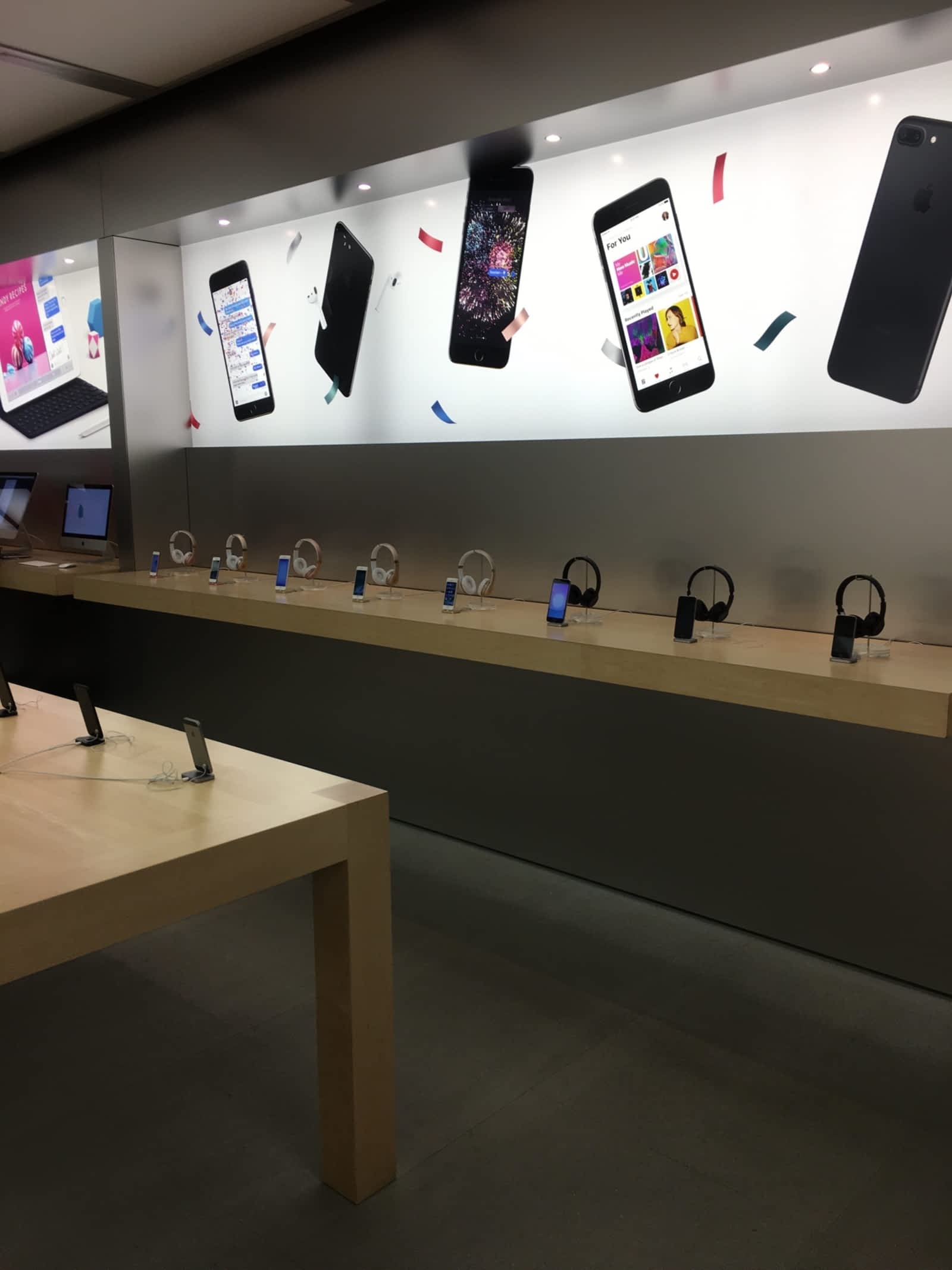 Apple Oakridge Centre 650 West 41st Avenue, Vancouver, BC