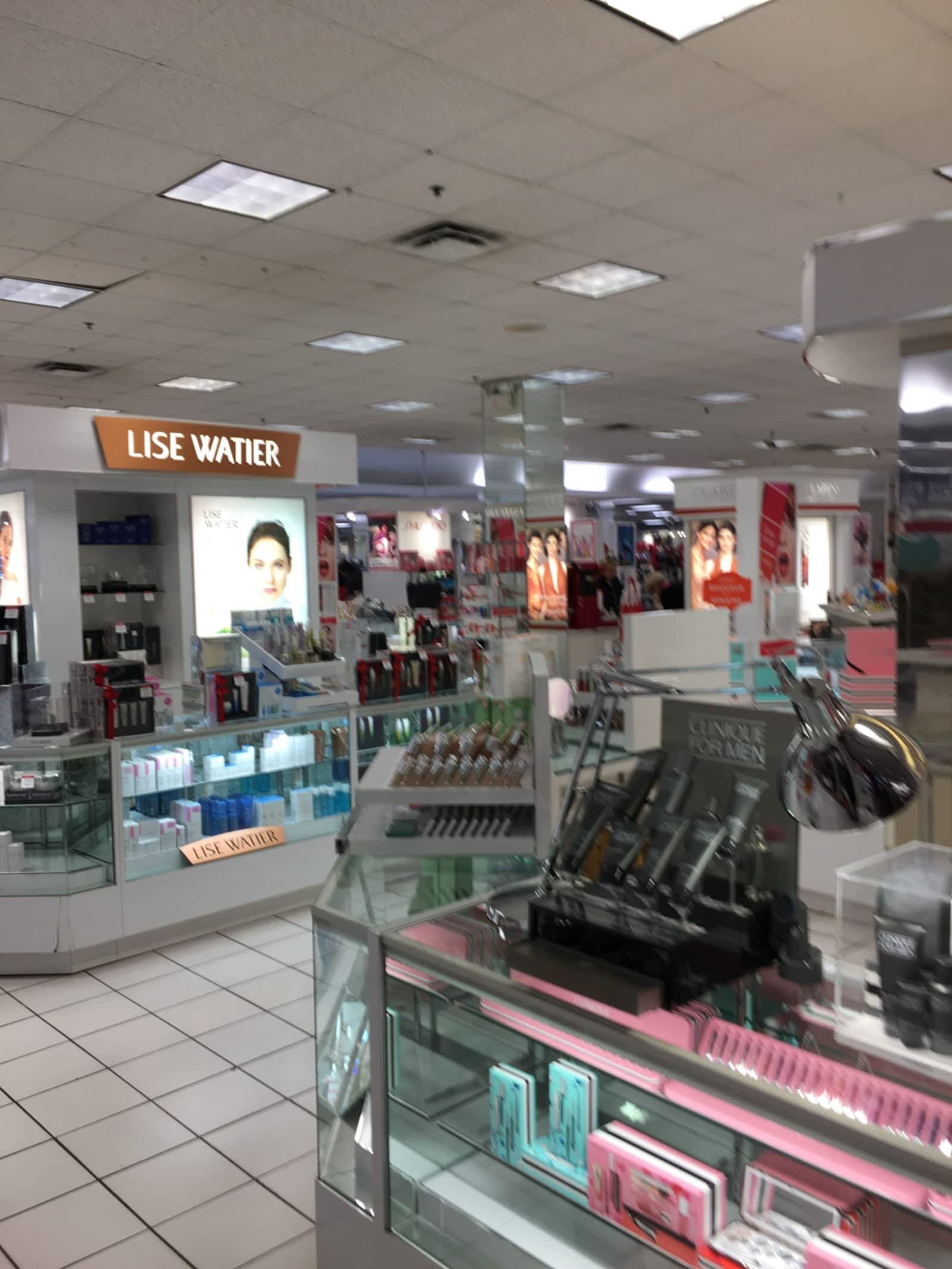 Hudson's Bay 4150, rue JeanTalon E, Montréal, QC