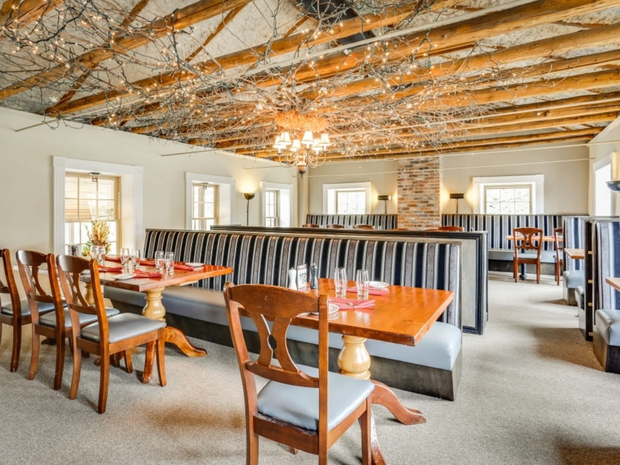 photo Greystone's Restaurant And Lounge