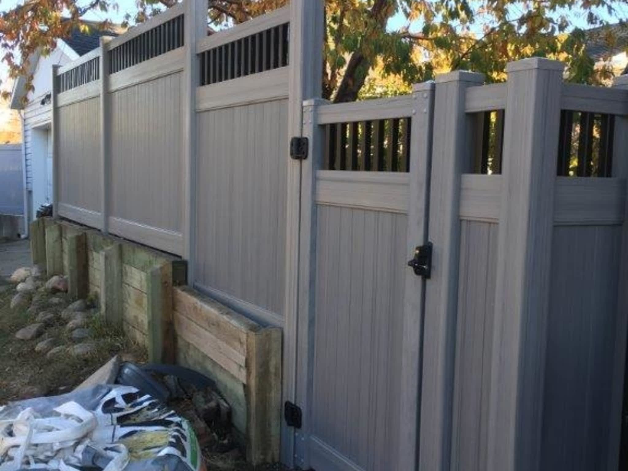 photo Decked Out Vinyl Fencing