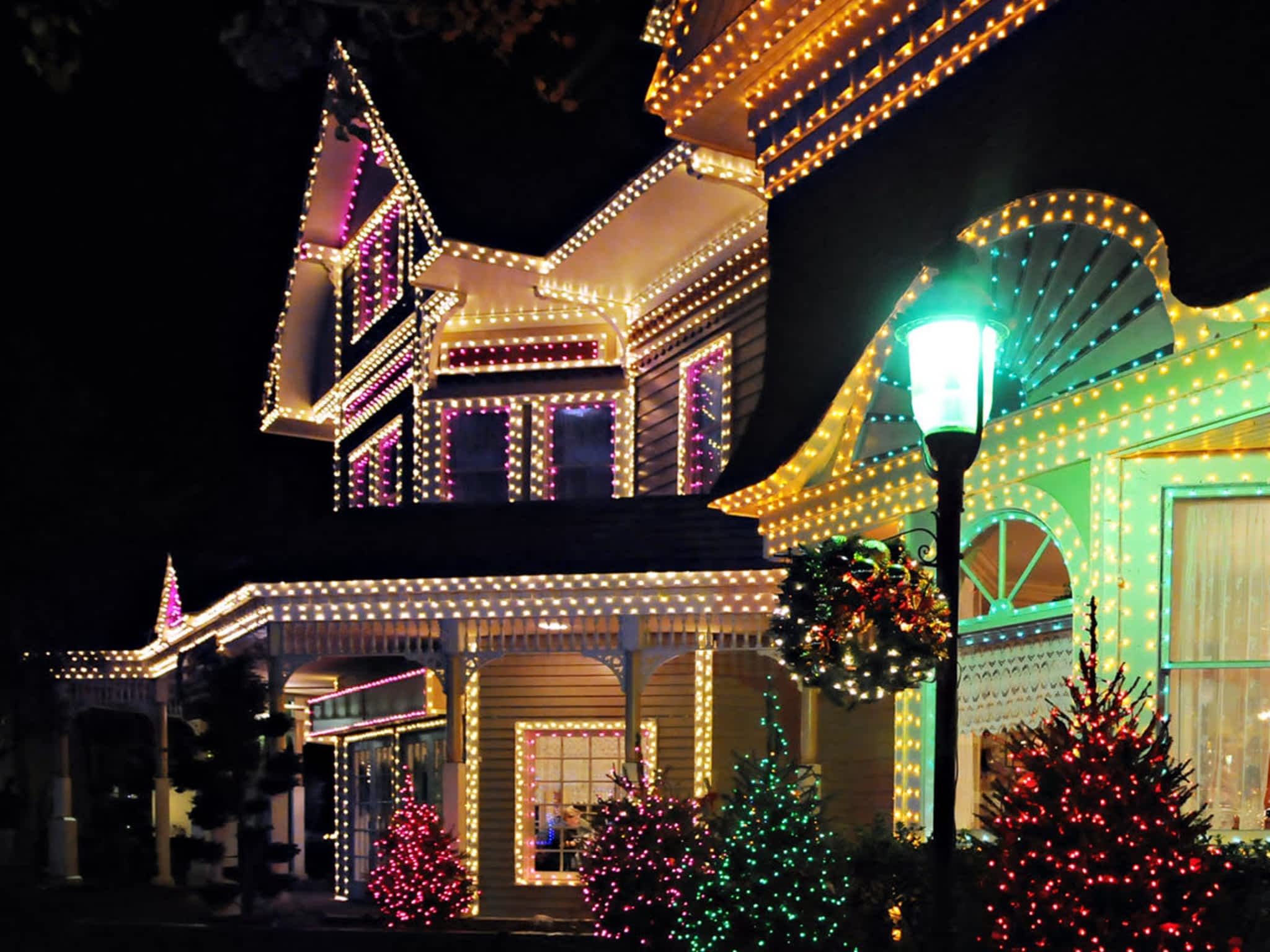 photo Lighthouse Windows