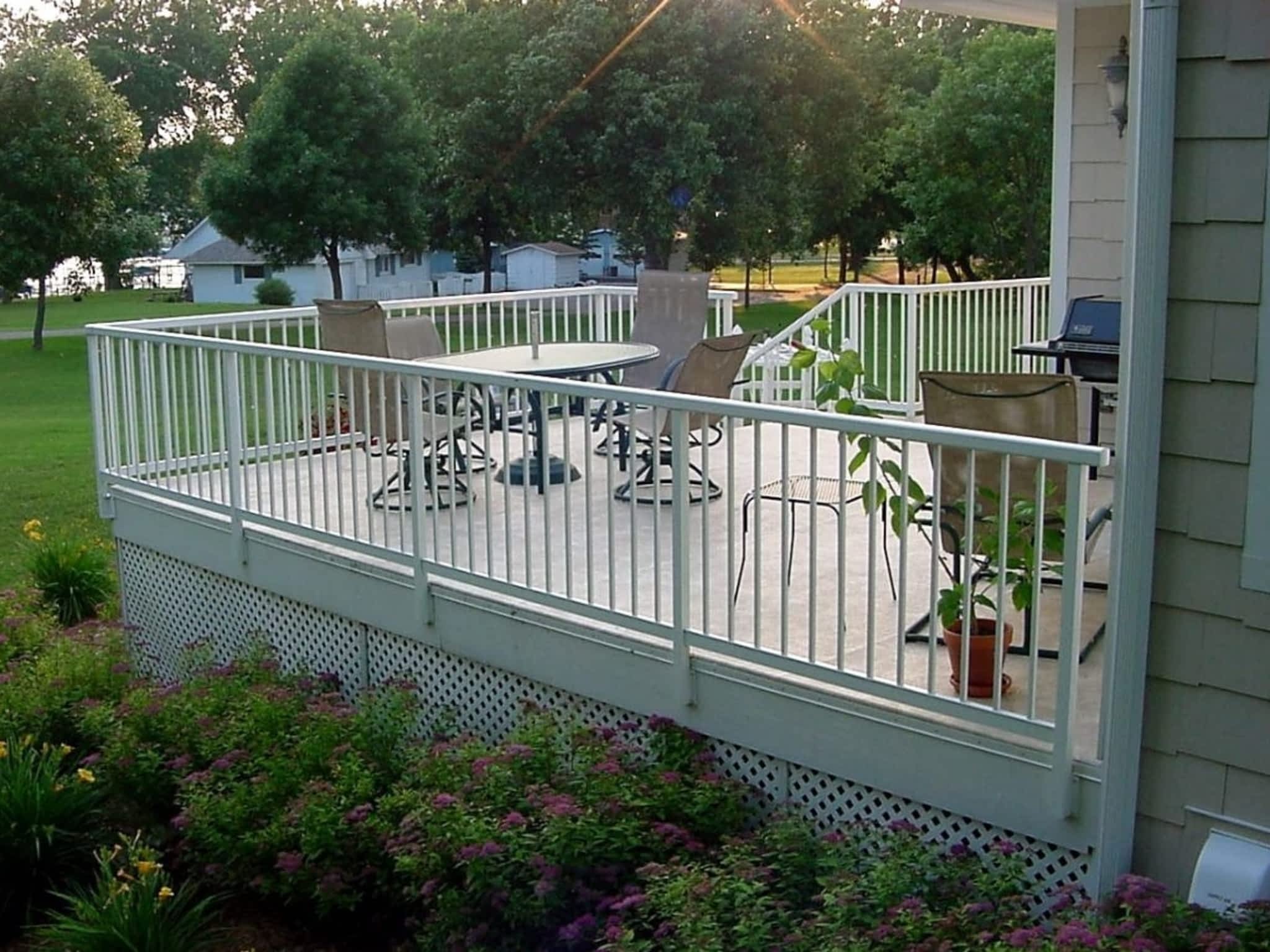 photo Shuswap Vinyl Sundecks and Railings