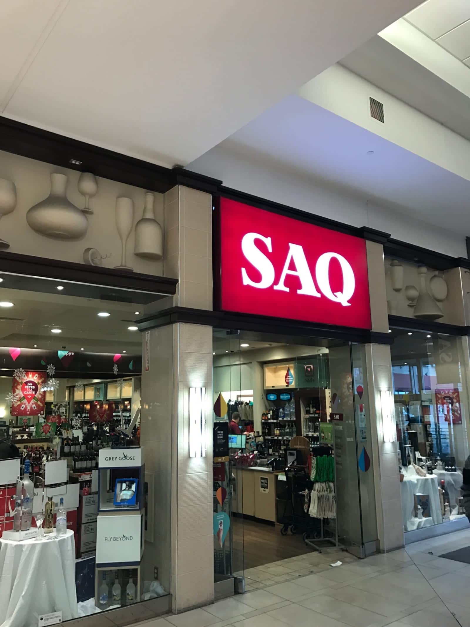 SAQ Horaire d'ouverture 3035 boul le Carrefour, Laval, QC