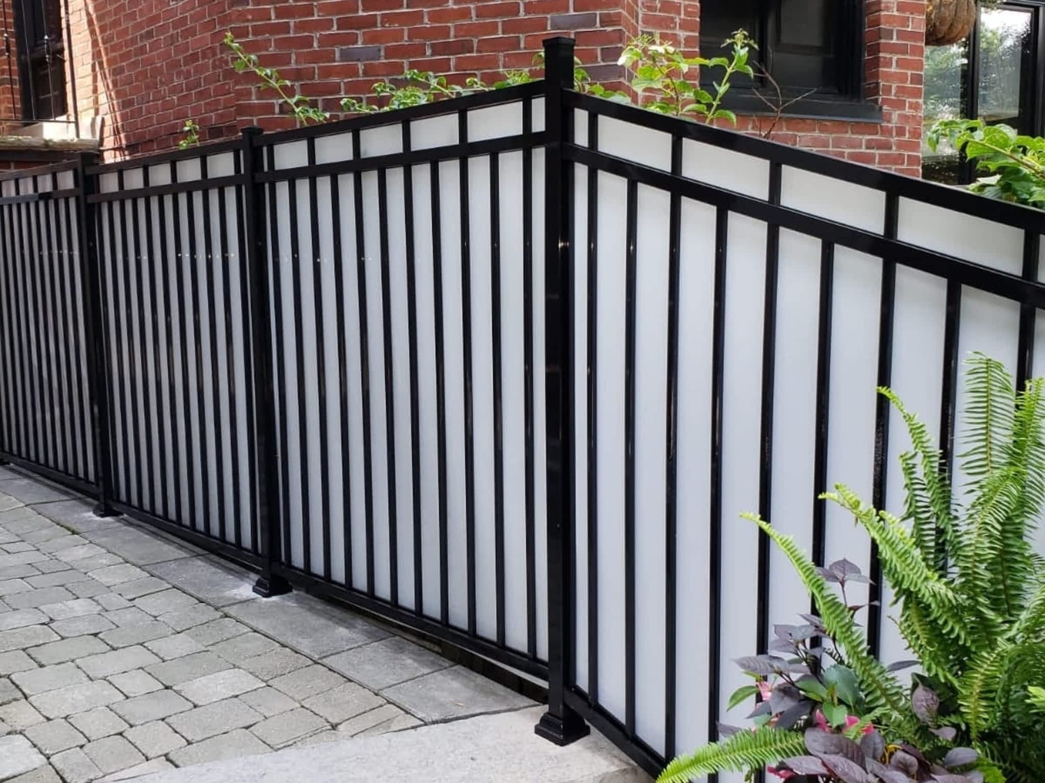 photo TG Aluminum Railings Inc