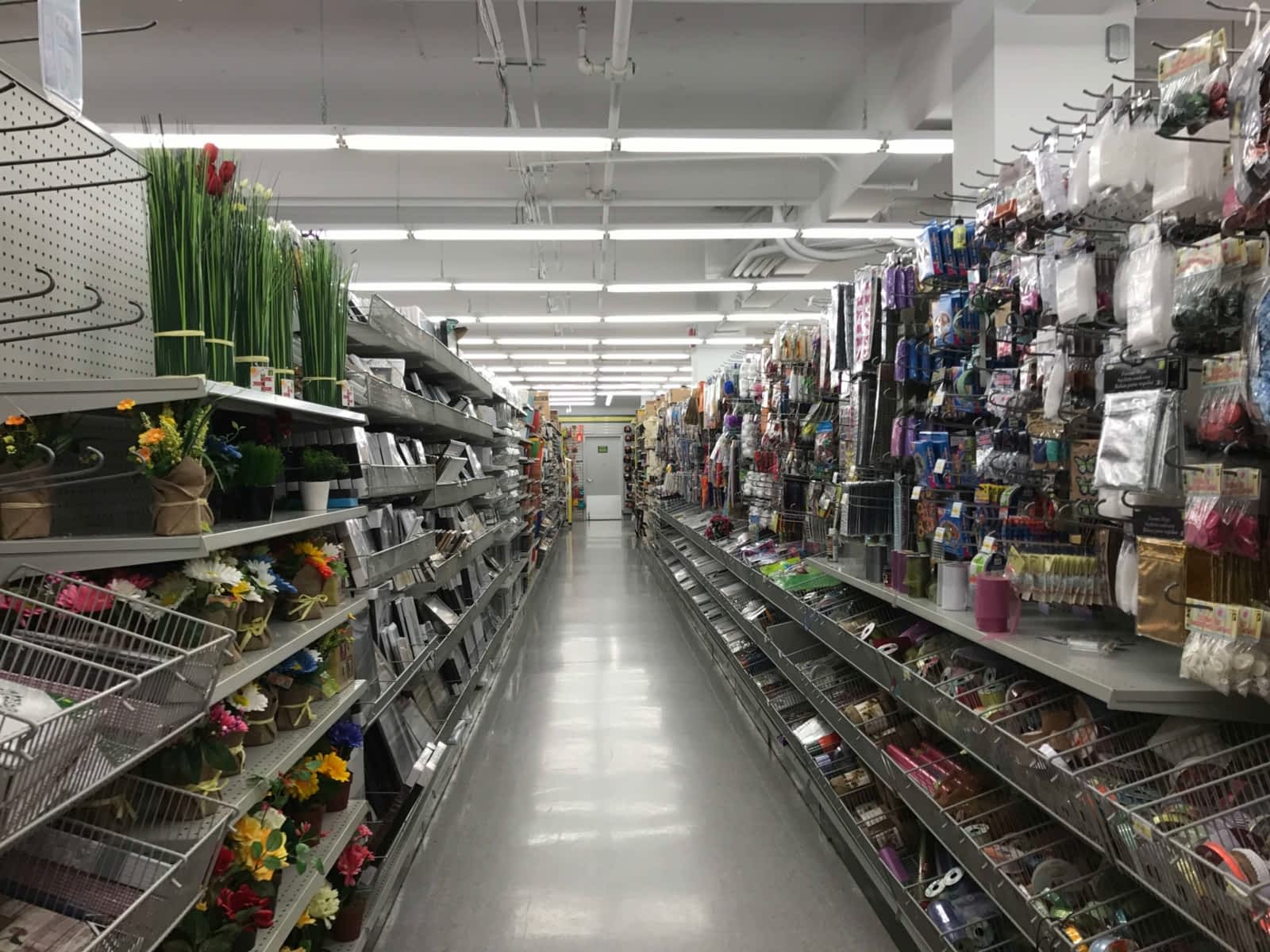 Dollarama Opening Hours 6900 boul Décarie, CôteStLuc, QC