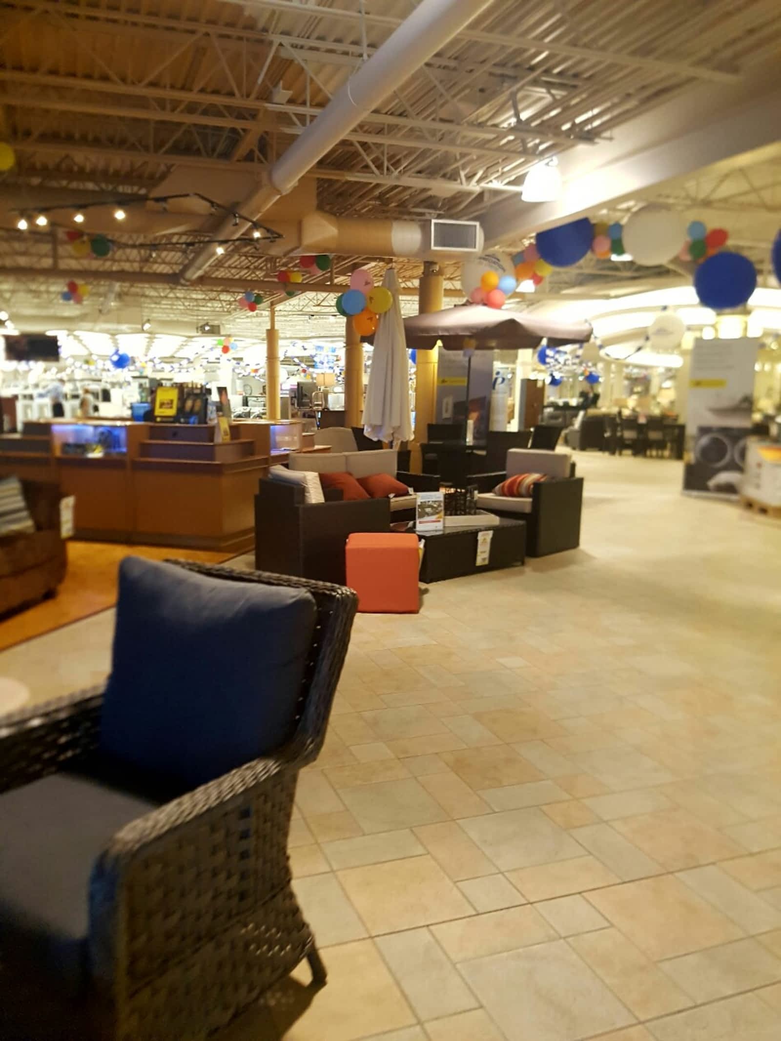 Leon's Furniture 2000 boul DanielJohnson, Laval, QC