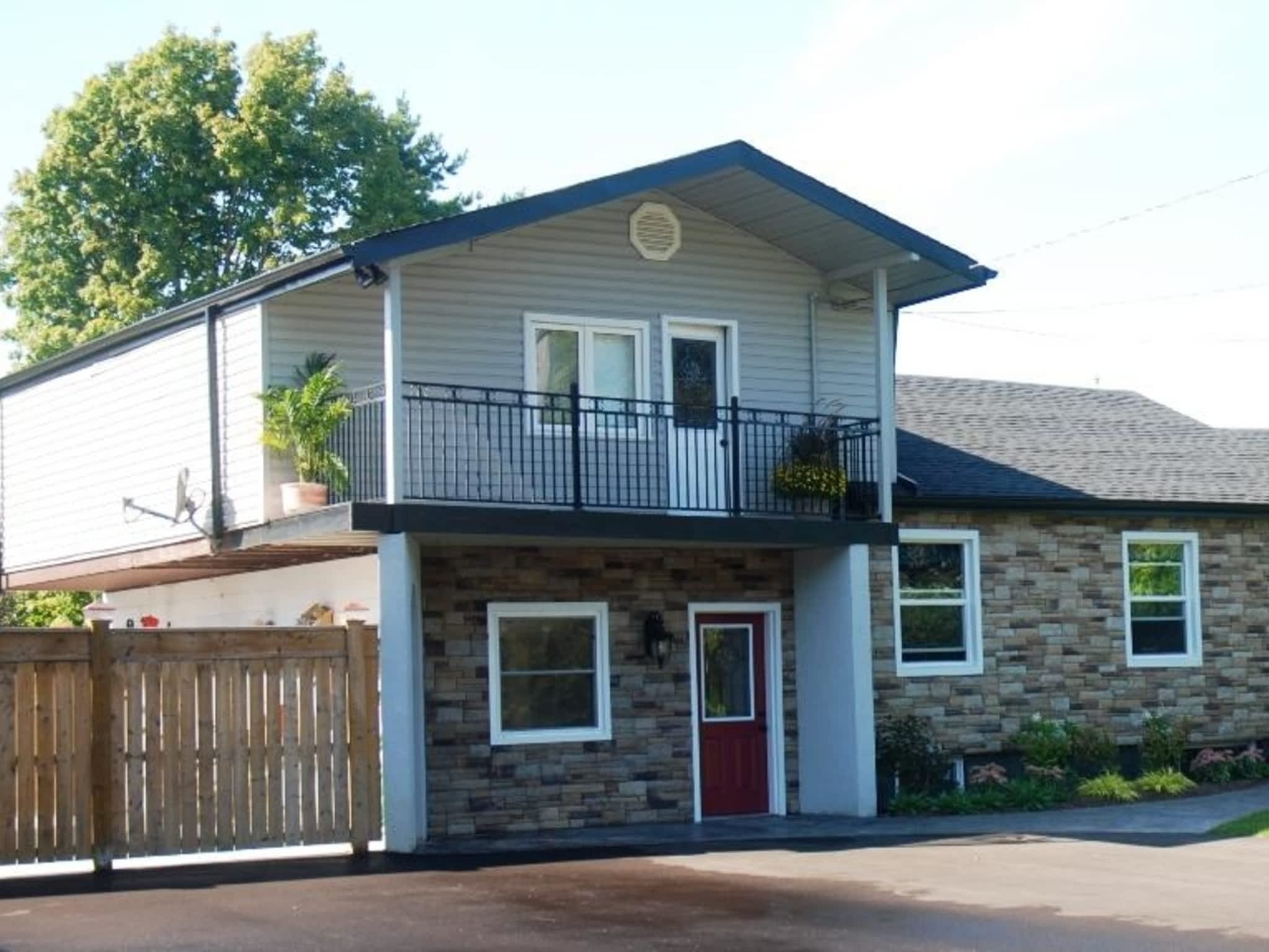 photo Exterior Touches Eavestroughing