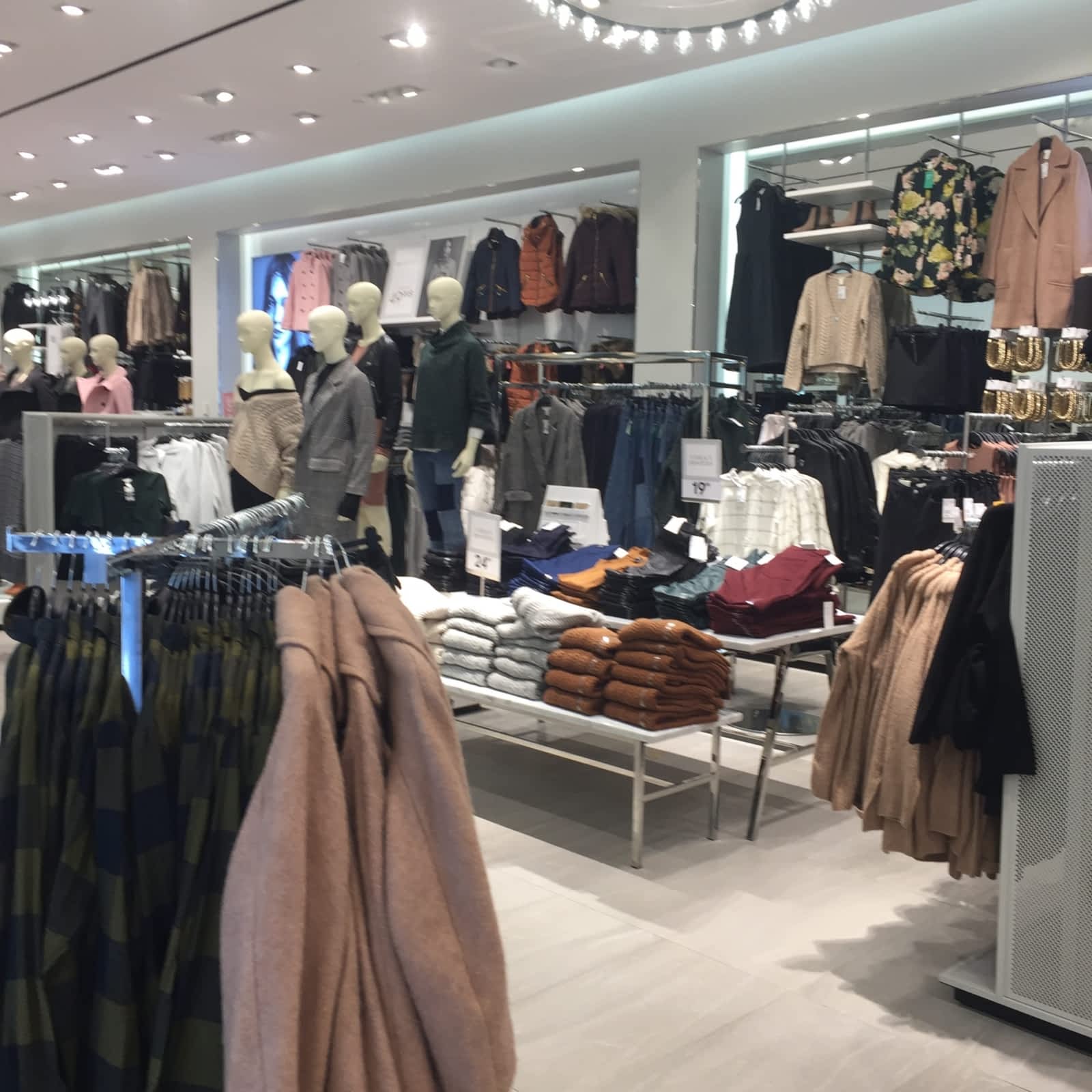 H&M - 450, rue Sainte-Catherine O, Montréal, QC H&M - 450, rue Sainte-Catherine O, Montréal, QC