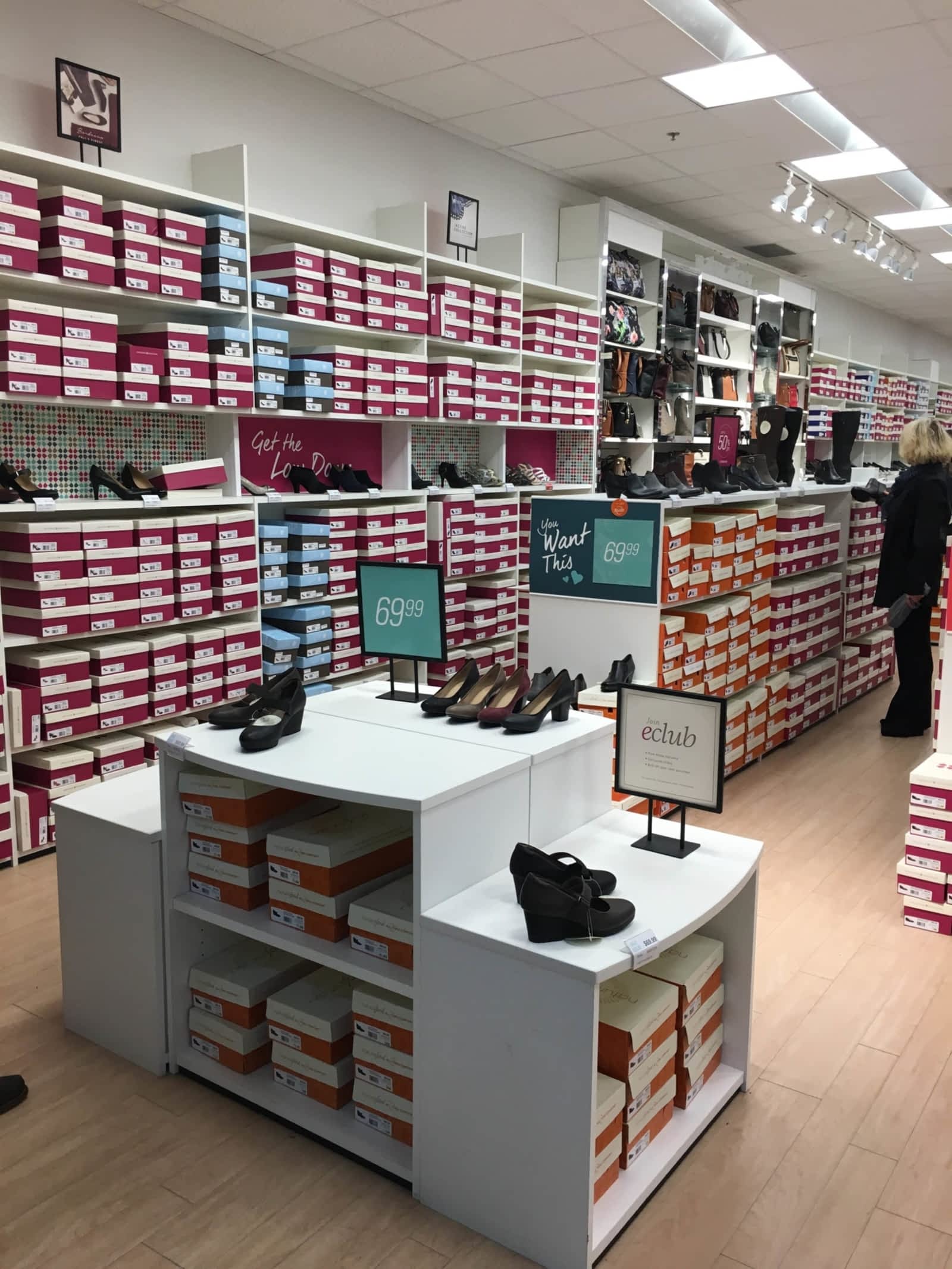 naturalizer shoe outlet locations