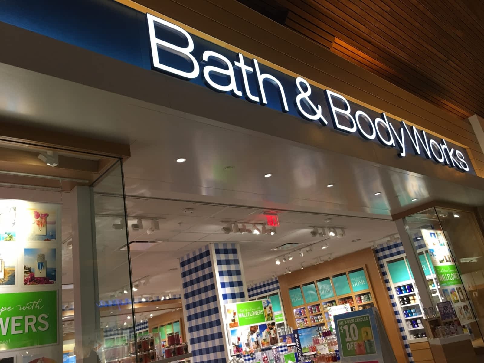 Bath Body Works 2929 Barnet Hwy Coquitlam BC   Bath Body Works Storefront 2 