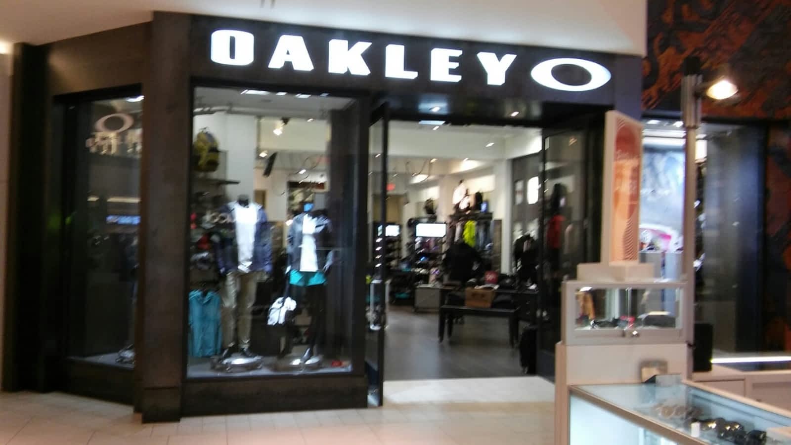 Oakley Store - Opening Hours - 164 Boulevard des Promenades,  Saint-Bruno-de-Montarville, QC
